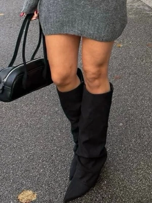 Svarta boots från Nelly  - Säljer ett par supersnygga boots från Nelly i svart mockaimitation. Trendiga och perfekta till både klänning, kjol eller jeans 💖Endast använda 1 gång  💖Slutsålda online 💖Nypris 900kr 💖Klackhöjd 8cm 💖Kom privat för intresse eller frågor💖
