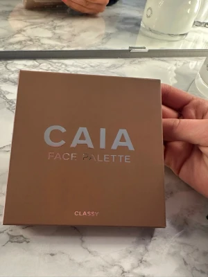 CAIA Face Palette Classy - En helt oanvänd classy pallet från CAIA. Aldrig använt, plasten i ör fortfarande kvar. Anledningen var för att jag redan har en, så behöver inte denna.