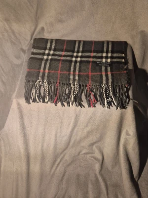 Burberry scarf  - Autentisk burberry scarf i barck gray.   Perfekt för dig fom vill ha något snyggt och varmt för deta kalla vädret 