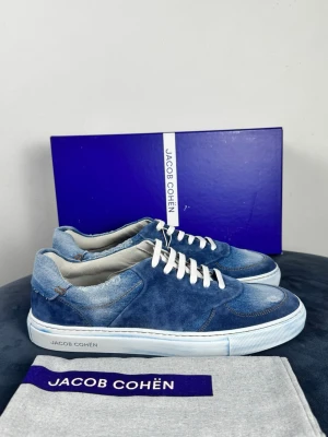 Jacob Cohën Dreamer skor | 44 - Helt nya Jacob Cohen dreamer sneakers. Eftertraktade och i en snygg navy färg med fades. Hör av er vid funderingar 🙌
