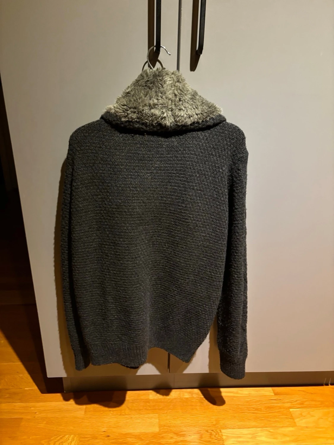 Stickad cardigan med pälskrage  - 1