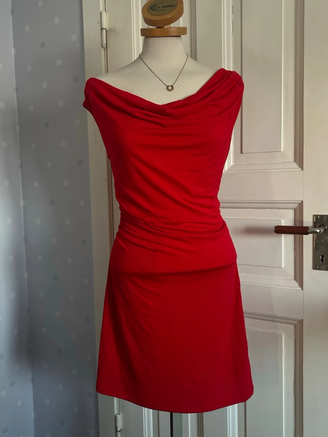 Röd kortklänning med draperad urringning