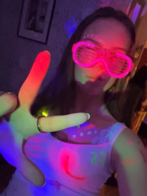Neon glasögon - Lysande glasögon 🩷 perfekt för fest eller firande🫰de är inte riktigt samma som på första bilden för där hade jag ett par andra glasögon som var min väns 🫰🫰💞 men de är ganska lika och glasögonen som jag säljer lyser i neon💗💗 helt nya 💝köper man så får man alla glasögon (6 stycken) i färgerna ljusrosa, vit, grön, blå, mörk orange, mörk rosa. 🩷🩷