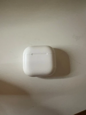 airpods 4 fodral - fungerar precis som nytt, utan repor elelr liknande❤️obs endast fodral ej airpods