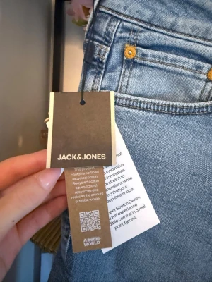 Ljusblå jeans från Jack & Jones - Oandvända nypris runt 1000.