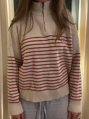 Randig stickad tröja med halvzip - Supersöt stickad tröja med halvzip! Perfekt för våren!!🩷🩷