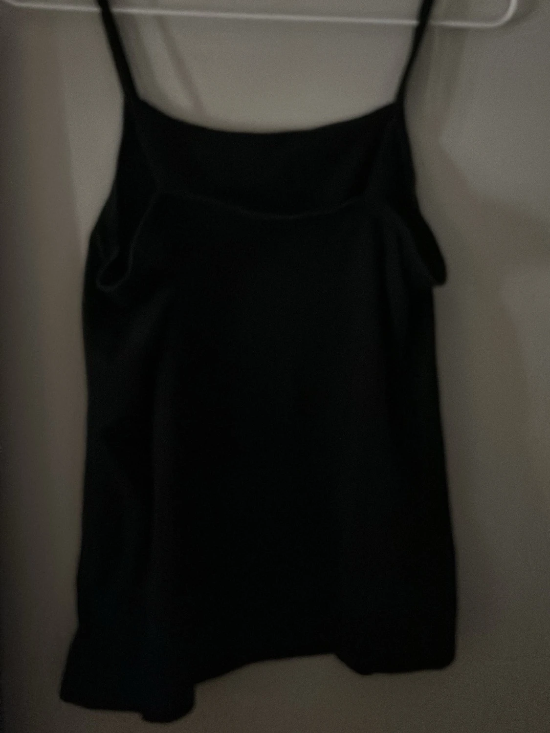 Svart linne med smala axelband - 2