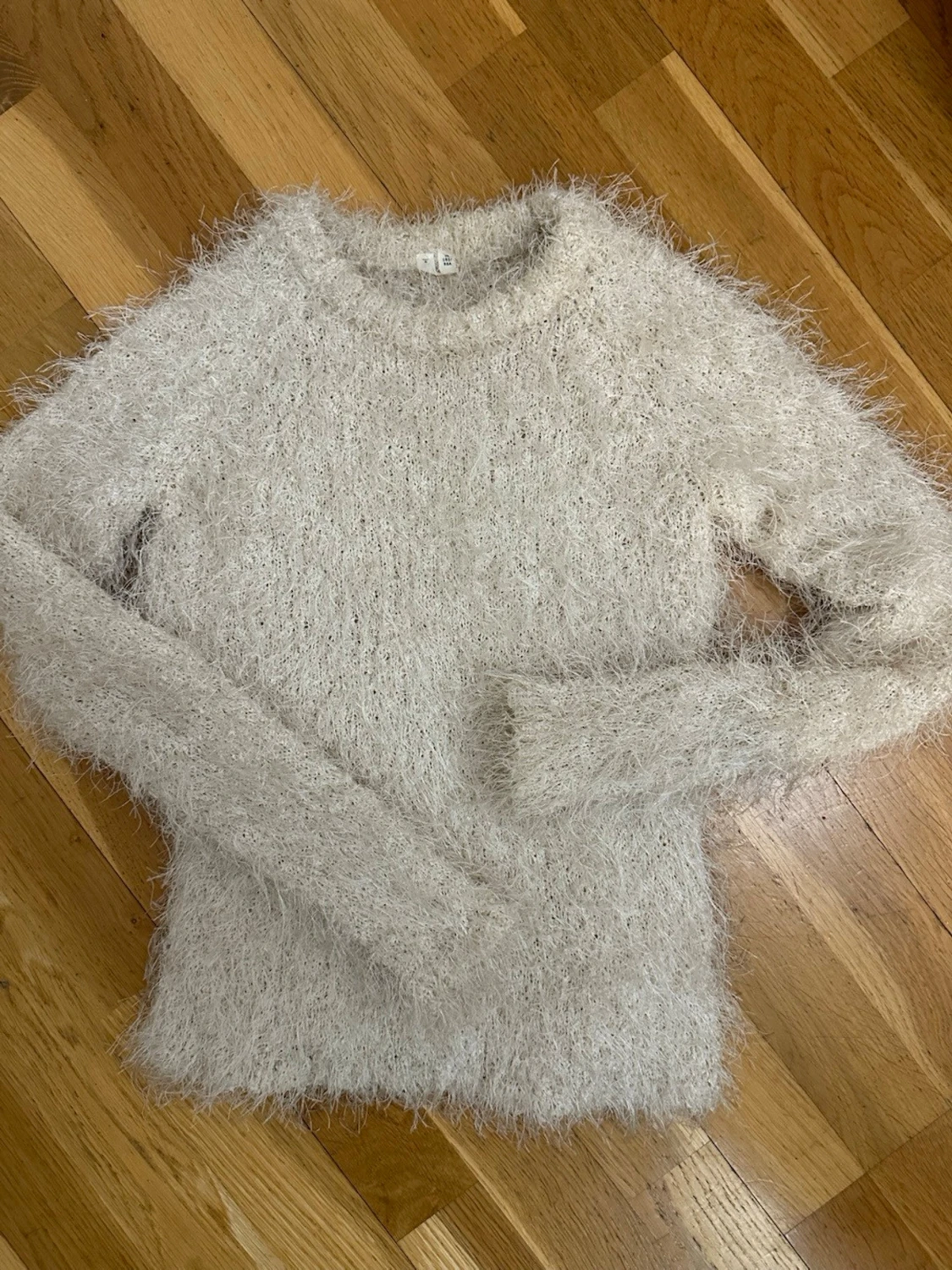 Fluffig vit stickad tröja