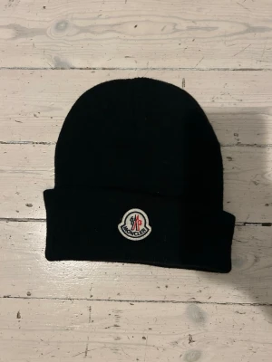 Moncler Mössa - En riktigt schysst Moncler mössa. Alldrig använd. Inget medföljer 