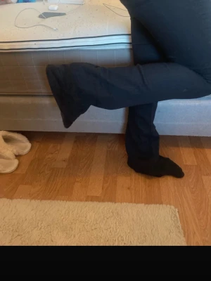 Svarta bootcut jeans Cheap Monday - Säljer ett par svarta bootcut jeans från Cheap Monday med klassisk femficksmodell och en rosa logga bak i midjan. Jeansen har låg midja och är tillverkade i ett stretchigt material som sitter snyggt. Perfekta för dig som gillar en retro vibe!