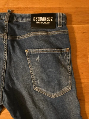  jeans från Dsquared2 - Säljer ett par blå jeans från dsquared2/Äkta. Klassisk med rak passform . Snygga att matcha med sneakers. Har inte använt så många gånger. Kvitto finns 