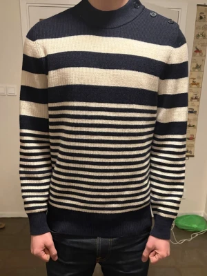 Stickad tröja från Arket  - Säljer en as fet stickad tröja från arket med vita ränder. Tröjan har även rätt schyssta knappar på axeln som gör den extra fet 🔥Den är i storlek S men sitter mer som M. Inga tecken på användning. Tveka inte på att höra av dig om du har minsta lilla fundering // Victor 🤩✌️