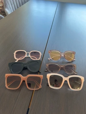 6 par solglasögon - Säljer dessa jättefina solglasögon. Skicket är enligt bild. Helt perfekta för alla tillfällen. Olika märken vilket är utskrivet på sista bilden. De kan också köpas separat ifall man är intresserad av ett visst par.