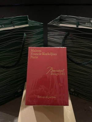 Baccarat Rouge 540 Extrait de Parfum - Lyxig parfym från Maison Francis Kurkdjian, Baccarat Rouge 540 Extrait de Parfum. Kommer i en elegant röd förpackning med guldfärgad text. En exklusiv doft som utstrålar elegans och modernitet.