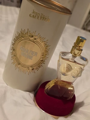 Jean Paul Gaultier Divine EdP 30ml - Sälja min Paul Gaultier Parfum som jag fick present i januari med jag har redan en . Köpt på Åhléns 