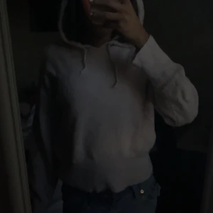 Ljusrosa hoodie från Gina Tricot - Mysig ljusrosa hoodie från Gina Tricot med huva och dragsko. Tillverkad i mjukt stickat material som känns skönt mot huden. Perfekt för en avslappnad och chill stil. Passar dig som gillar basic men ändå vill ha något gulligt.