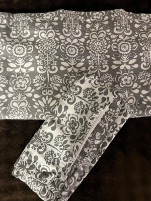 Kuddfodral  - Två stora kuddfodrall i storlek 55 ggr 55, tills soffan eller ute på altanen 