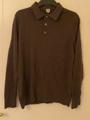 Brun långärmad pikétröja Arket - Säljer nu min långärmade pikétröja från arket då den inte kommer till lika mycket användning längre. Köptes för 1000kr och är i gott skick helt utan slitage. Vid funderingar eller önskan på fler bilder, tveka inte på att skriva!😀