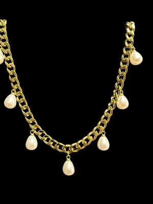 Guldpläterat 6mm bred halsband med droppformade pärlor - Elegant halsband i guldpläterat rostfritt stål – finns även i silverfärgad variant. Matchande örhängen finns i en separat annons.  Smycket är 6 mm brett och har en justerbar längd mellan 42–50cm, vilket gör att det passar perfekt oavsett stil och tillfälle.. De nickelfria och handgjorda