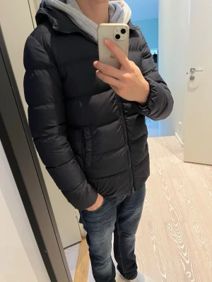 Herno Jacka - Extremt fet och efterfrågad jacka från det exklusiva märket Herno! Toppskick, inga defekter! Storlek S, modellen är ca 182 och den sitter bra. Nypris ligger på ca 5-6000Kontakta mig för fler frågor och funderingar!