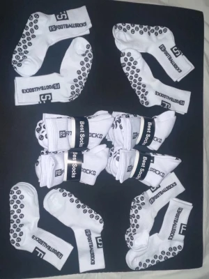 Greppstrumpor - Säljer helt nya greppstrumpor perfekta för fotboll eller annan sport! Det finns i olika storlekar. Priset för 1 par är 25kr, om man vill ha fler så är det bara att höra av sig! Det blir billigare per styck ju fler man köper!😁