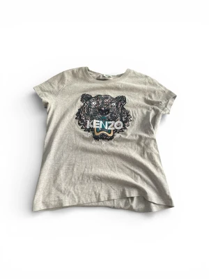 Grå Kenzo t-shirt - Säljer en grå t-shirt från Kenzo 