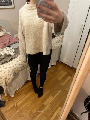 Beige stickad tröja - 🌺kan diskutera med priset🌺Mysig beige stickad tröja med oversized passform och breda ribbade muddar vid ärmslut och nederkant. Tröjan har en hög, lös krage och långa ärmar. Perfekt för lager på lager och chill dagar.