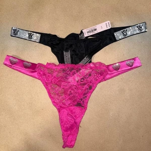NY! Victoria’s secret trosor med strass - NYA med prislapp! Två stycken slutsålda trosor med strass från VS. Båda för 199 annars 129 styck (lagt upp dem separat också). Värde runt 500+