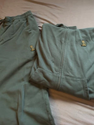 Grön hoodie och byxor från October's Very Own - Hoodie + Byxor set för endast 650kr! Använda endast en gång.