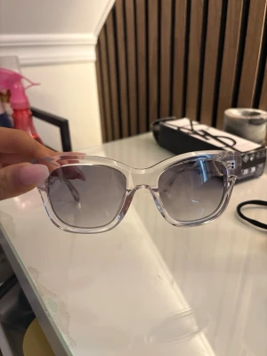 Solglasögon CHIMI 07 CLEAR - Säljer tyvärr mina älskade chimis , använder dem inte och har aldrig gjort så jag köpte ett par andra i en annan färg💞Har tyvärr inte originalförpackningen kvar.