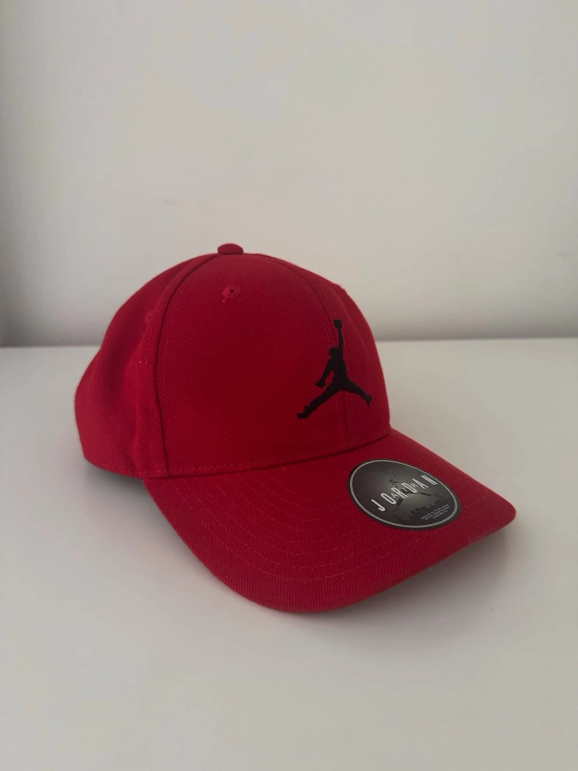 Röd Jordan keps med svart logga