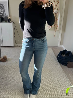Bootcut jeans  - Jätte najs jeans💘finns små slitningar vid hälen