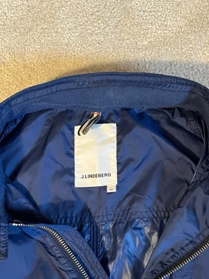 vindjacka från J.Lindeberg - Hej, säljer en fet J.Lindeberg vindjacka perfekt för en blåsig dag eller en stilren vardagsstil. Skickas inom 1-2 dagar, hör gärna av er vid frågor!😃📦