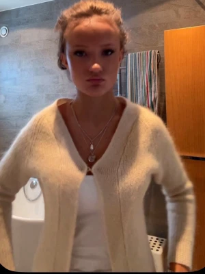 Mohair UNIK fluffig stickad kofta  - Maaagiskt material! 🤩🐚🪽 Så söt och liten men så varm! Perfekt till vintern med ett linne under! Använd ca fem gånger. Detta materialet gör att den inte har några skavanker. Stl XS, inte stor i storleken. Mycket charmig och UNIK!