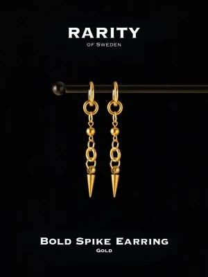 Guldiga Bold Spike örhängen - Snygga guldiga örhängen från Rarity of Sweden med kedjedetaljer och spetsig spike-formad hängande del. Örhängena har en modern och edgy design som sticker ut och ger en cool touch till din stil.