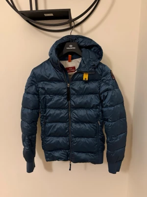 Blå dunjacka från Parajumpers - Snygg blå dunjacka från Parajumpers. Perfekt för kalla vinterdagar och riktigt skön att bära. Den är 2 år gammal riktigt bra sick. 