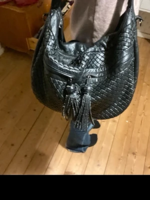 Cool väska - Supersnygg väska med fransar, rymmer allt man behöver, dator m.m. Flera olika fack både på in och utsida. Lite sliten på vissa ställen, se bild.