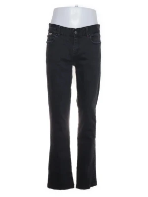 Svarta low rise bootcut/skinny jeans Iron Fist - Svarta jeans från Iron Fist med skinny/bootcut-passform och klassisk femficksdesign. Baksidan har en broderad döskalle på ena bakfickan och nitar på linningen. Jeansen har låg midja och är tillverkade i bomullsdenim med lite stretch. Köpt för 950kr! Inbreddslängd: 78cm midja: 80cm