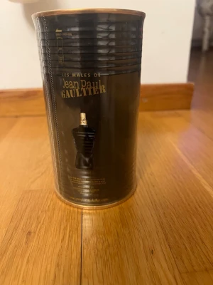Ny Jean Paul Gaultier parfym  75 ml - Ny oöppnad Jean Paul Gaultier Le Male parfym i en ikonisk svart metallburk med gulddetaljer. Förpackningen har en unik design med en siluett av parfymflaskan som liknar en manlig torso. Perfekt för dig som gillar klassiska och stilrena dofter. 75ml
