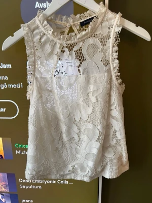 Vit spetsblus från Reserved - Säljer en superfin vit spetsblus från Reserved. Blusen är ärmlös med rund halsringning. Tycker jätte mycket om den här blusen men personligen tycker jag inte att den passar mig 