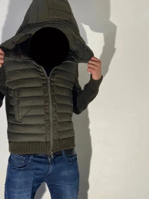 Olivgrön moncler cardigan - Olivgrön moncler cardigan i gott skick
