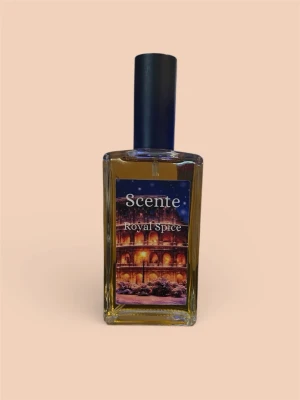  Royal Spice  - Denna doft öppnar med en förförisk mix av kanel och kardemumma, upplyft av apelsinblomma och frisk bergamott. Redan från första stund skapar den en varm, kryddig och oemotståndlig aura.  Inspirerad av Althair från Parfums de Marly, erbjuder denna parfym en rik och lyxig upplevelse som passar alla som vill omge sig med värme, elegans och subtil sensualitet.  Toppnoter: Kanel, Kardemumma, Apelsinblomma, Bergamott Mellannoter: Bourbonvanilj, Elemi Basnoter: Pralin, Mysk, Ambroxan, Guajakträ