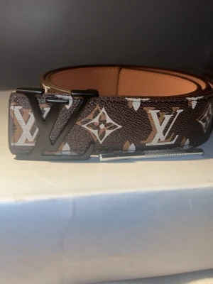 Brun bälte  - Helt nya bälten – 110 cm Snygga och helt oanvända bälten i längden 110 cm. Medföljer håltång så du enkelt kan anpassa storleken efter dig. Perfekt både till vardag och fest.