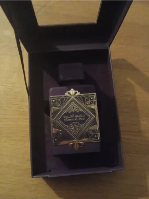 Al Oud Amethyst parfym från Lattafa - På tredje bilden ser man defekter på locket. Jag har förvarat den i mitt skåp, torrt och skyddad från solen. Har använt den kanske 2 gånger. Söt ros lukt Pendlar mellan Långared - Alingsås - Skövde vardagligen. Med jämna mellanrum är jag även i Uppsala. Säg gärna till om ni vill mötas och slippa betala frakten. Ni betalar med swish isåfall :) 