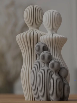 Modern dekorationsfigur familj 6 personer - Säljer en modern dekorationsfigur som föreställer en familj i stiliserad form. Figurerna är gjorda i ett ribbat material och har en mjuk, organisk form. Färgerna går i beige och grått, vilket ger en minimalistisk och trendig känsla till inredningen.