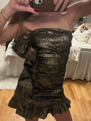 Populär Zara klänning💖💖 - Säljer den populära Zara klänningen. Passar perfekt för festliga tillfällen. Storlek M men skulle säga den är mer XS/S då den är liten i storlek.✨✨