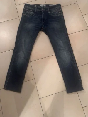 Replay jeans  - Schyssta replay anbass jeans i st 29w men passar 30W, jeansen är även uppsydda till L30/31 ungefär men finns gott med material för att sy om dom till L32, köpta på NK i Göteborg för 2000kr, skick 9/10 då det är använda men har använt de sparsamt.