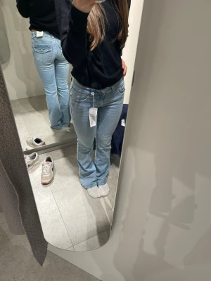 Ljusblå bootcut jeans - Säljer mina jeans från gina! Säljer då de inte passar mig så bra längre. Bra passform och perfekt i längden!