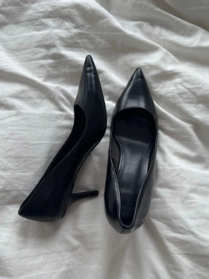 svarta klackar  - så snygga svarta klackskor från h&m, perfekt längd på klacken! kan tänka mig gå ner i pris vid snabbköp och har 10% rabatt vid köp av bundles! 💓