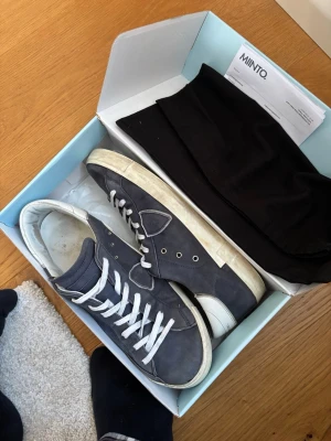 Philippe Model mörkblå sneakers - Hej 👋 skorna är äkta och har de fysiska kvittot från Miinto. De är i 7/10 skick utan slitage, men de har använts en del skriv vid funderingar! Storlek 45‼️